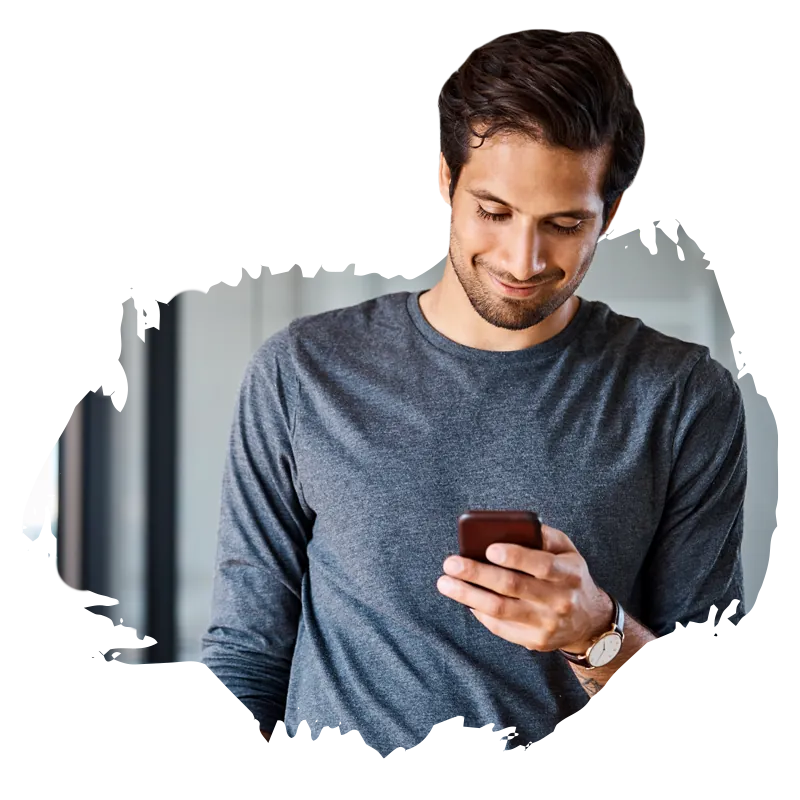 Cliente leyendo un SMS de marketing en su celular